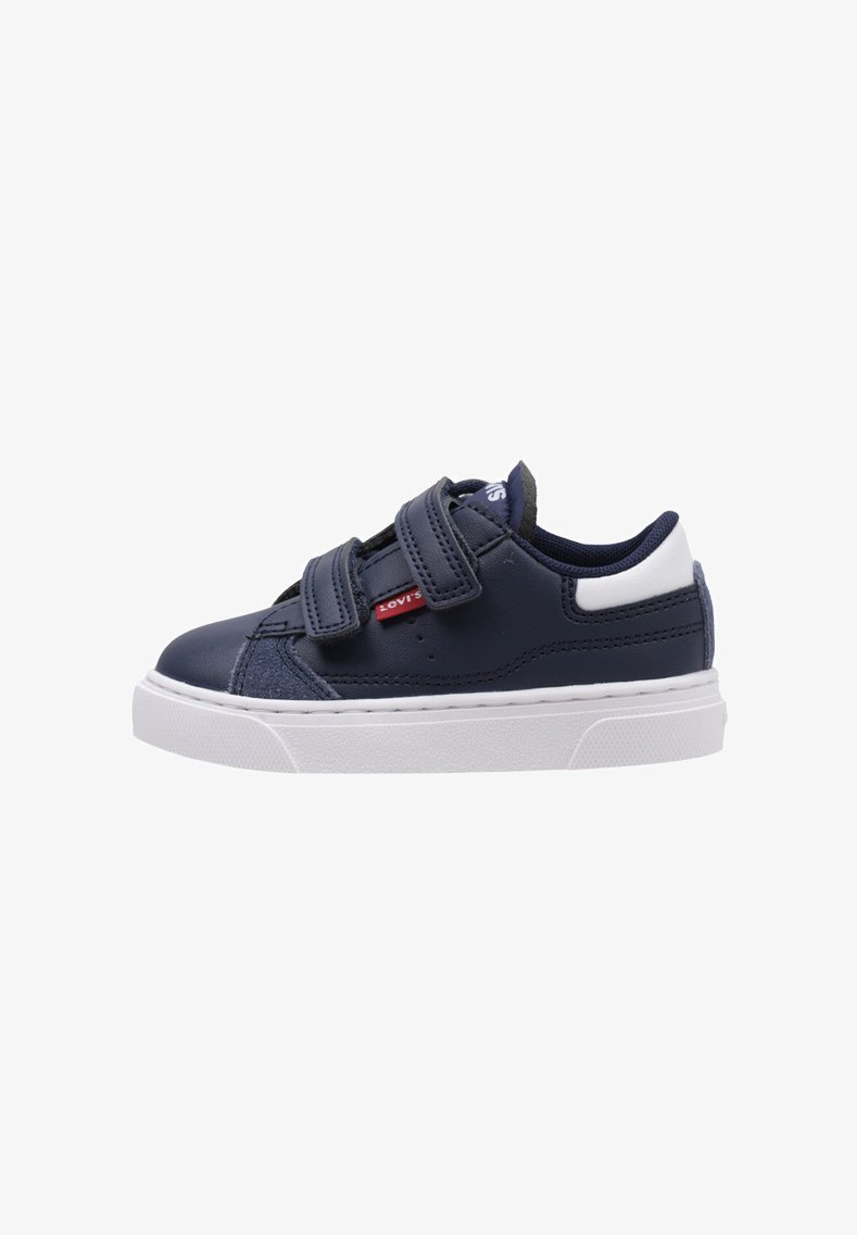 Baskets bleu marine en cuir synthétique, dotées de deux straps Velcro, d'une semelle en caoutchouc blanche et d'une étiquette logo rouge sur le côté.