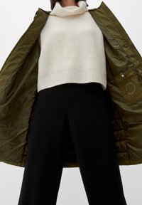 s.Oliver LANGE  MET CAPUCHON - Weste - olivgrün