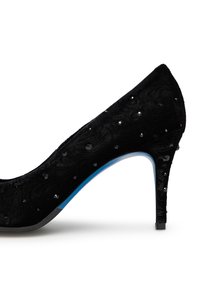 Scarpa con tacco alto in velluto nero con motivo a rilievo e paillettes. Presenta una soletta blu e un design a punta.