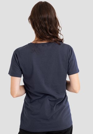 Marineblaue Baumwoll-T-Shirt mit klassischem Rundhalsausschnitt, kurzen Ärmeln und lockerer Passform, die eine glatte Textur und ein schlichtes Design aufweist.