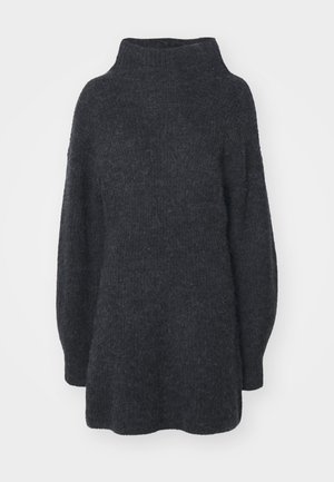 Tmavě šedý rolák vyrobený z texturovaného pleteného materiálu, s dlouhými rukávy a volným střihem, který má mírně rozšířený lem.