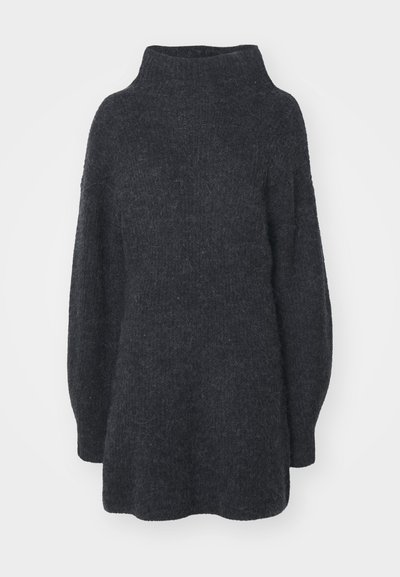 Temno siva turtleneck pulover iz teksturirane pletenine, z dolgimi rokavi in ohlapnim krojem ter rahlo razširjenim robom.