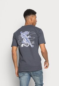 Denham QUINN REGULAR TEE  - T-shirt estampada - ebony grey