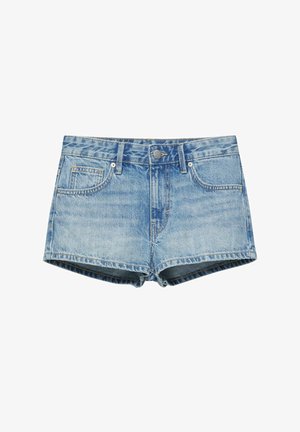 Short en denim bleu clair avec poches avant, passants de ceinture, fermeture bouton et détails délavés.