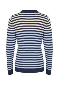 Prúžkovaný pulóver so štruktúrou s námořníckou modrou, svetlomodrou a krémovou vodorovnou pruhovosťou. Hladká textúra, okrúhly výstrih a priliehavé rukávy.