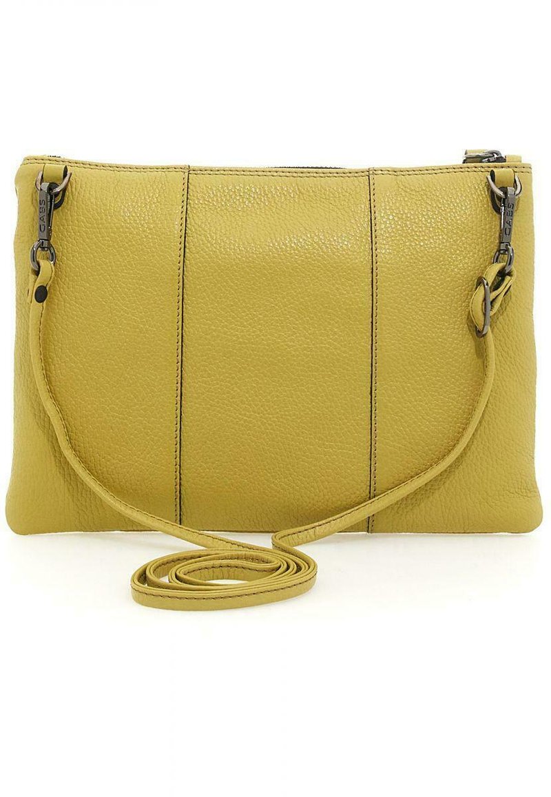 Borsa a pochette gialla in pelle con superficie testurizzata, dotata di chiusura con zip e tracolla removibile, progettata con cuciture verticali.