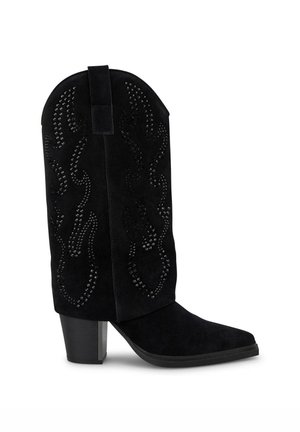 Botas de cowboy de ante negro con punta afilada, tacón cuadrado y un patrón decorativo de llamas con tachuelas en el caña.