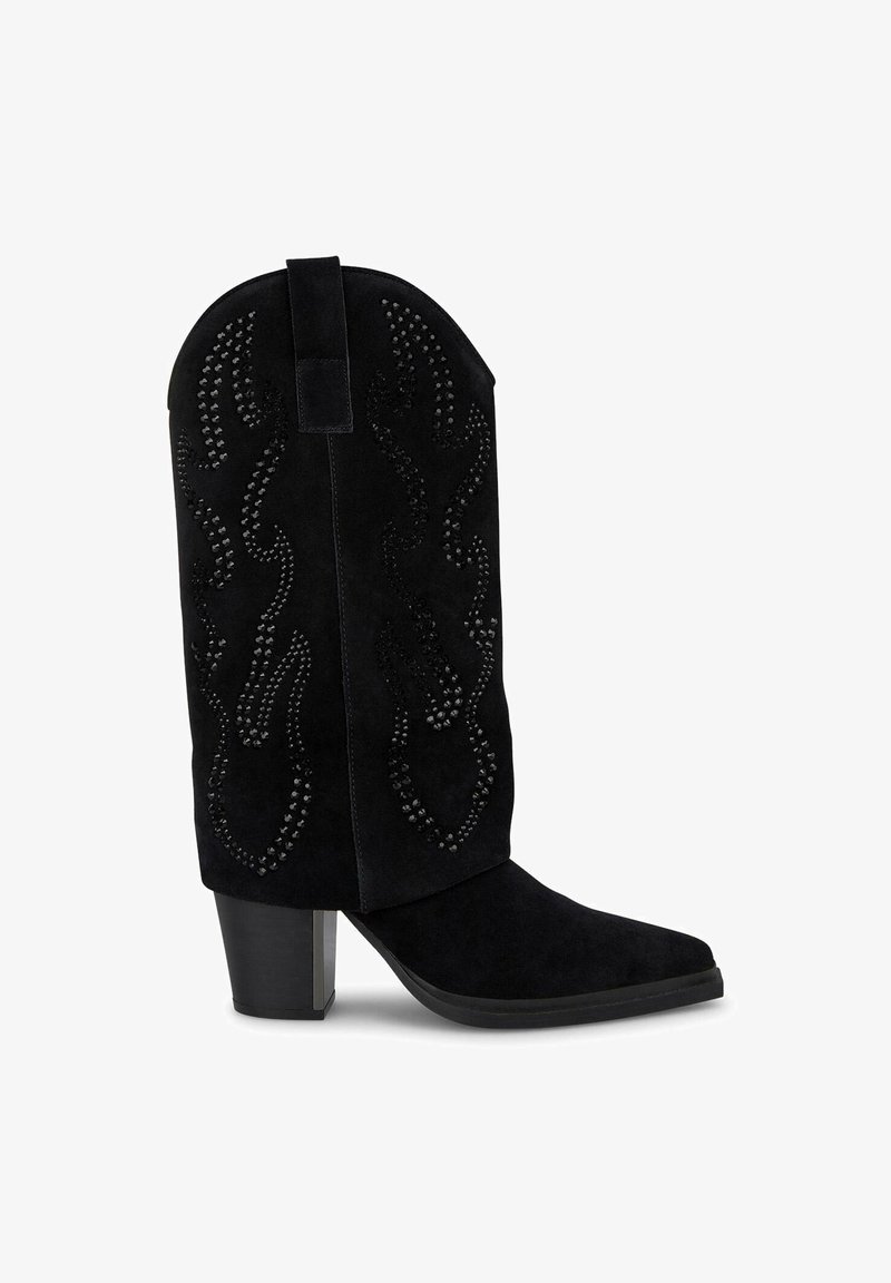 Botas de cowboy de ante negro con punta afilada, tacón cuadrado y un patrón decorativo de llamas con tachuelas en el caña.