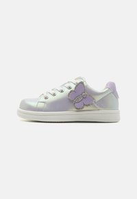 Iridescent sneakers med rund tå, vita snören och en lila fjärilsdetalj på sidan. Har en texturerad sula och är tillverkad av syntetiskt material.
