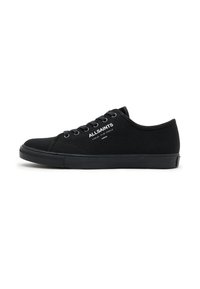 Schwarze Leinenschuhe mit runder Zehenkappe, flacher Sohle, sechs Ösen und weißem "ALLSAINTS"-Logo an der Seite. Glatte Textur und minimalistisches Design.