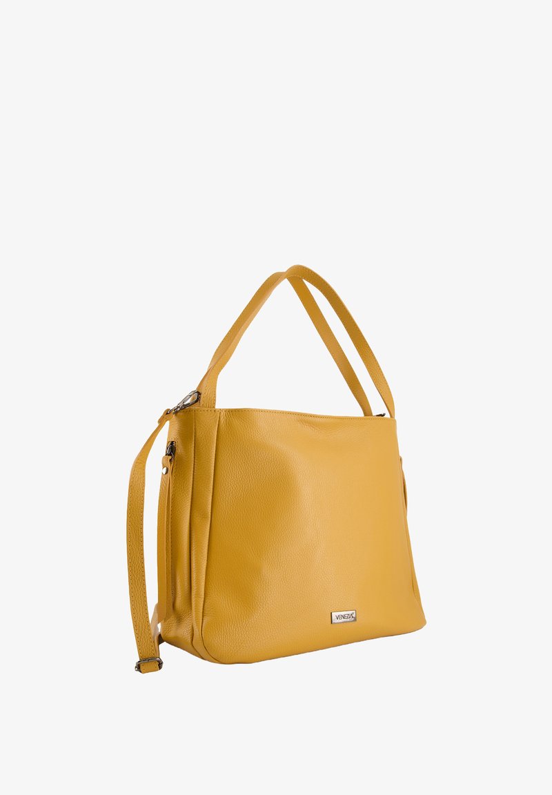 Gelbe Lederhandtasche mit strukturiertem Design, zwei Griffen oben, verstellbarem Schulterriemen und einer silbernen Logo-Plakette auf der Vorderseite.