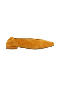 Chaussures plates en daim d'une couleur moutarde vive, avec un bout pointu et un petit talon rectangulaire. La texture est douce et lisse.