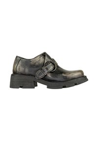 Scarpa in pelle nera con punta arrotondata, finitura testurizzata e fibbia laterale. Presenta una suola spessa con un design robusto.
