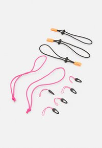 Due anelli elastici rosa con nodi e tre anelli elastici neri con accenti arancioni sono esposti su uno sfondo bianco.