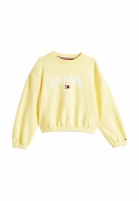 Sudadera corta amarilla con el texto blanco "HILFIGER" a lo largo del pecho, cuello de canalé y puños fruncidos. Presenta un pequeño emblema de bandera.