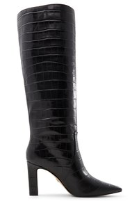 Bota negra de rodilla alta hecha de material sintético brillante con textura de cocodrilo, puntera puntiaguda y un alto tacón cuadrado.