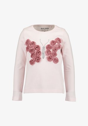 Lyserød, langærmet børnebluse med 3D lyserøde rosenklynger, der danner sommerfuglvinger, og en sølvglitrende sommerfuglekrop foran.