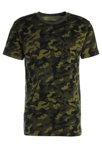 Kortärmad t-shirt i grönt kamouflagemönster, tillverkad av mjukt tyg, med rund halsringning och en liten logotyp på bröstet.