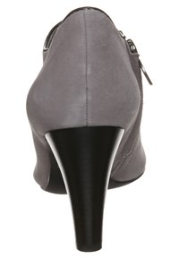 Bottines à talons aiguilles en suède gris avec un bout pointu et un talon stiletto noir. Présente une fermeture éclair sur le côté.