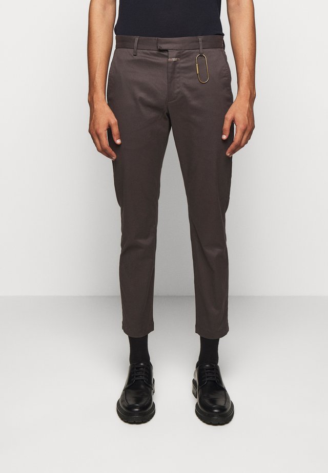 DEVON SLIM - Pantalones chinos - dark lava