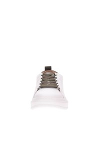 Sneaker bianco con superficie liscia, dotato di lacci verdi, punta arrotondata e un passante sul tallone. Design minimalista.