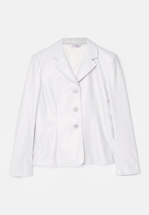 Bela, sintetična tkanina blazer z odrezanim ovratnikom, štirimi gumbi in dolgimi rokavi; gladka tekstura, prilegajoč se kroj in minimalno šivanje.