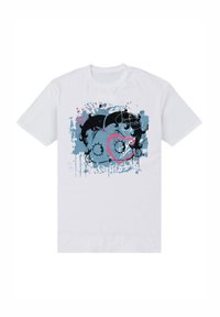 T-shirt bianca in cotone con un design grafico che presenta uno sfondo a macchie blu e rosa, raffigurante occhi da cartone animato e un motivo a cuore.