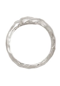 Sterling Silberring mit einem strukturierten, wellenförmigen Design; kreisförmige Form; polierte Oberfläche mit unregelmäßigen Kanten, die ein robustes Erscheinungsbild erzeugen.