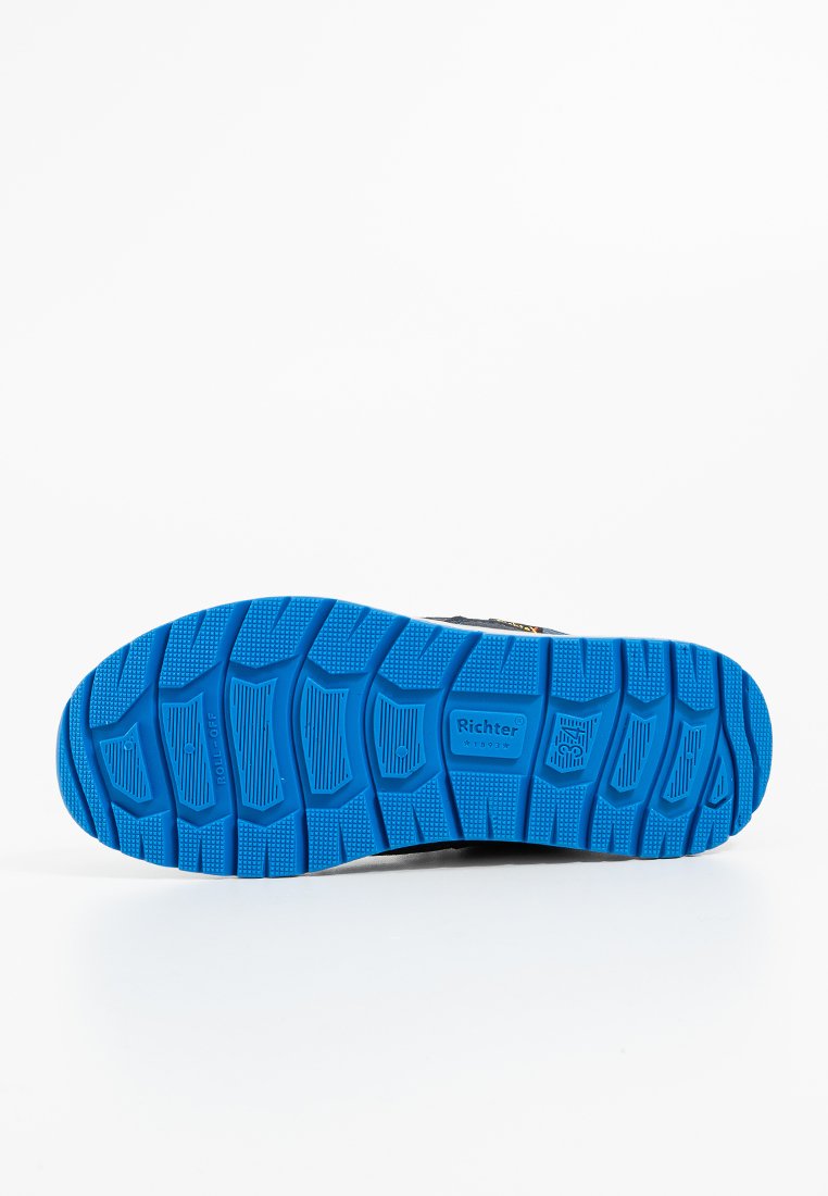 Blaue Gummisohle eines Schuhs mit strukturiertem Gripp, mit der Marke "Richter", die das Profilmuster und kleine geprägte Symbole zeigt.