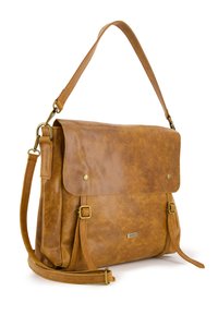 Sac en cuir marron avec rabat pliable, sangle ajustable, quincaillerie en laiton et finition texturée. Comprend des sangles latérales pour la fermeture.