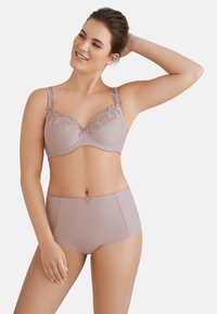 Fioletowy biustonosz z koronkowym wykończeniem i fiszbinami oraz pasujące majtki o wysokim stanie. Gładki materiał z misternymi haftami i dekoracyjnymi akcentami.