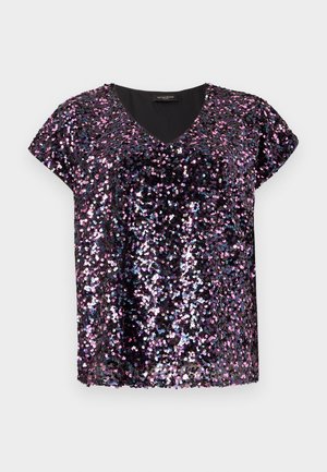 Črna majica s kratkimi rokavi, pokrita z večbarvnimi škrlami, z V-izrezom in sproščenim krojem. Gladek tekstura s sijočimi poudarki.