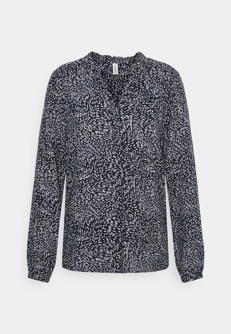 Blouse noire à manches longues avec motif abstrait de feuilles blanches et petit col volanté sur fond uni.