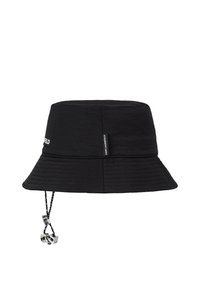 Melna vāku cepure, izgatavota no teksturēta auduma. Iezīmē plašu malu, šūšanas detaļas un auklu ar metāla akcentiem.