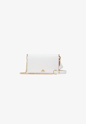 Witte rechthoekige leren crossbodytas met gouden kettingband en klein gouden driehoekig detail aan de voorkant.