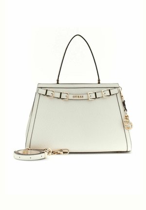 Sac à main structuré blanc avec poignée supérieure, bandoulière amovible et réglable, boucles décoratives et breloque logo Guess en métal doré.