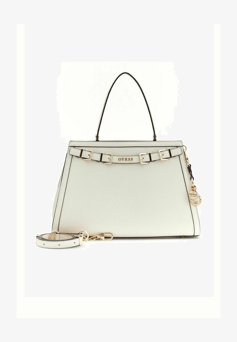 Sac à main structuré blanc avec poignée supérieure, bandoulière amovible et réglable, boucles décoratives et breloque logo Guess en métal doré.