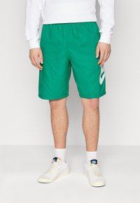 Nike Sportswear CLUB - Pantaloni de trening - malachite/white