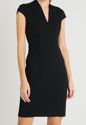 Zwarte knielange jurk met capmouwen en een V-hals, met subtiele zijslierten ter hoogte van de taille.