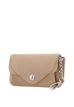 Petit portefeuille en daim beige avec rabat, fermeture à bouton-pression et clip chaîne argenté pour fixer ou suspendre.