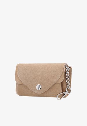 Petit portefeuille en daim beige avec rabat, fermeture à bouton-pression et clip chaîne argenté pour fixer ou suspendre.