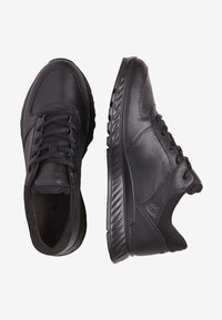 Sneakers neri in pelle con una finitura texturizzata, dotati di suola imbottita, chiusura con lacci e dettaglio del logo sul lato.