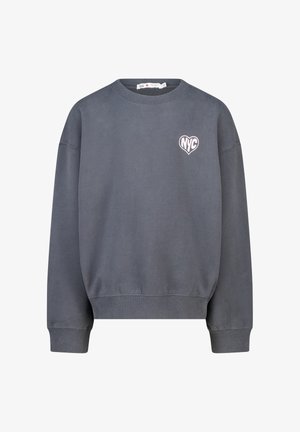 Tummanharmaa crewneck-huppari, jossa on ribbireunat hihansuissa ja helmassa. Vasemmassa rinnassa on pieni valkoinen sydämenmuotoinen "NYC"-logo.
