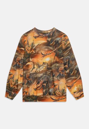Bluza z długim rękawem w kolorze pomarańczowo-brązowym z nadrukiem dinozaura, z detalicznymi grafikami różnych dinozaurów i tłem z zachodem słońca.