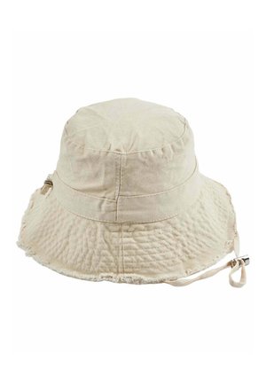 Sombrero tipo bucket de algodón beige con correa ajustable y bordes deshilachados en el ala ancha.