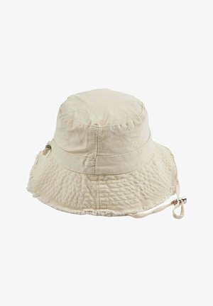 Beige katoenen bucket hat met verstelbare band en rafelige randen aan de brede rand.