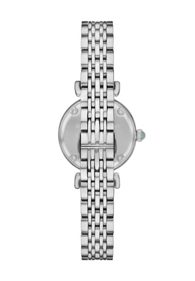 Stříbrné kovové hodinky s pleteným náramkem, kulatým pouzdrem a zeleným akcentem na korunce. Minimalistický design s lesklým povrchem.