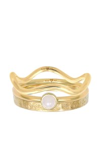 Goldarmband mit einem strukturierten Band und geschwungenen, wellenförmigen Designs. Zentrale Verzierung mit einem runden, milchigen Stein. Glatte und polierte Oberfläche.