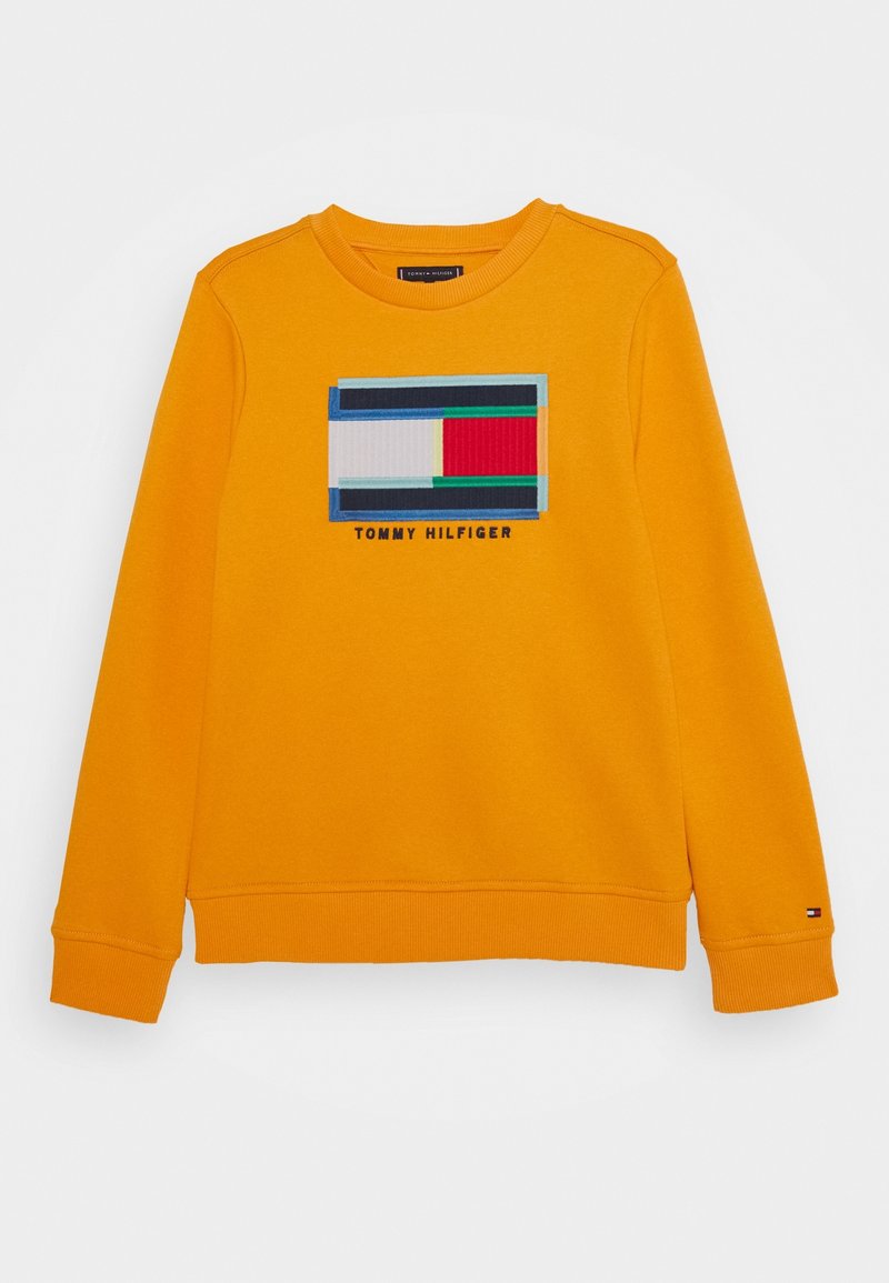 Sudadera naranja con cuello redondo, que presenta un logotipo rectangular multicolor y el texto "TOMMY HILFIGER" en el centro. Tejido suave.