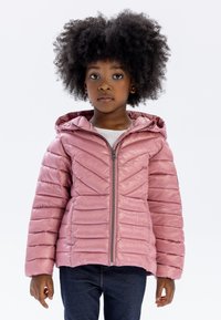 Rosa, vadderad puffjacka med huva, dragkedjeslutning och ribbade detaljer. Har en slät yta och ett chevronmönster på framsidan.